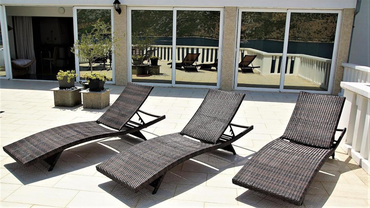 Penthouse Stoliv New Spa-Pool Villa Is Located 5M From The Sea, Exclusive Terrace,Private Jetty Wih Sunbeds, Pebble Beach, Secluded Location Total Area 375M2 At Your Disposal Kotor Eksteriør bilde