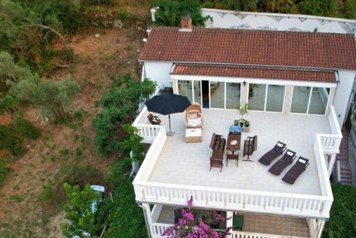 Penthouse Stoliv New Spa-Pool Villa Is Located 5M From The Sea, Exclusive Terrace,Private Jetty Wih Sunbeds, Pebble Beach, Secluded Location Total Area 375M2 At Your Disposal Kotor Eksteriør bilde