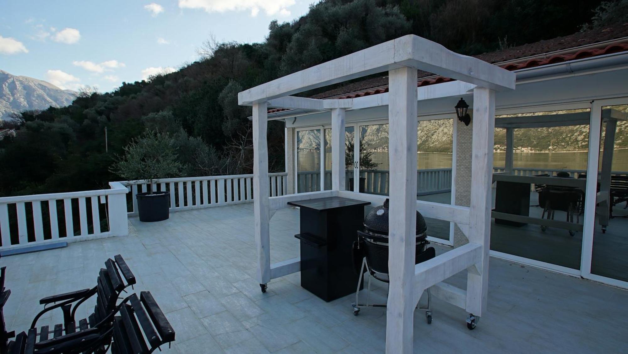 Penthouse Stoliv New Spa-Pool Villa Is Located 5M From The Sea, Exclusive Terrace,Private Jetty Wih Sunbeds, Pebble Beach, Secluded Location Total Area 375M2 At Your Disposal Kotor Eksteriør bilde