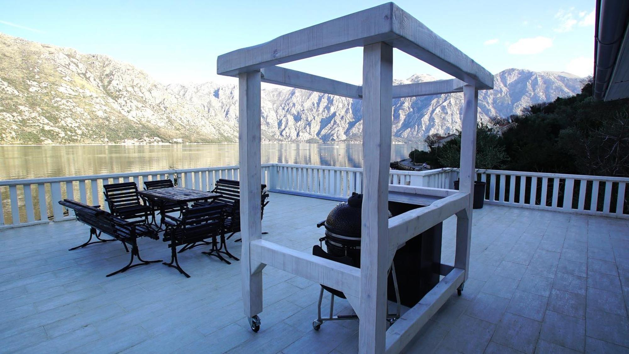 Penthouse Stoliv New Spa-Pool Villa Is Located 5M From The Sea, Exclusive Terrace,Private Jetty Wih Sunbeds, Pebble Beach, Secluded Location Total Area 375M2 At Your Disposal Kotor Eksteriør bilde